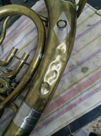 Barytón s deformovanou časťou